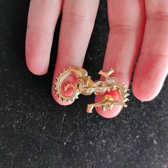 Unusual seahorse brooch - Picture 3 of 3